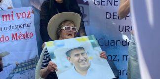 En silla de ruedas acude abuela de Carlos Manzo a marcha de Generación Z en CDMX