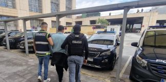 Arrestan a presunto agente migratorio por apuntar con arma a adolescente latino en California