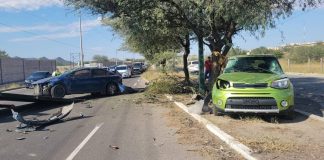 Choque entre 2 vehículos deja daños materiales al sur de Hermosillo