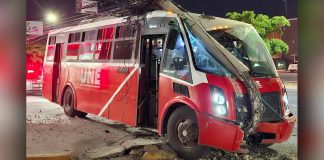 Conductor de camión choca con poste tras sufrir crisis convulsiva en Hermosillo: hay 12 lesionados