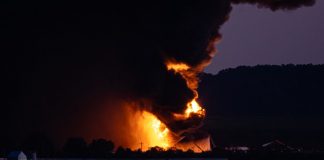 Se estrella avión de carga tras despegar de aeropuerto en Kentucky, EEUU (VIDEO)