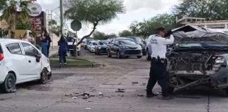 Chocan carro y vehículo de carga al poniente de Hermosillo