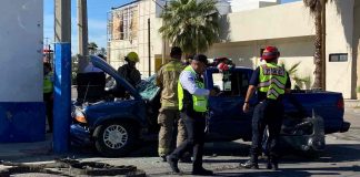 Vehículo se estampa con poste tras chocar con otro carro al centro de Hermosillo