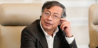 Gustavo Petro amenaza con retirar misión diplomática en Perú si irrumpe embajada de México
