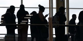 Tormentas invernales paralizan aeropuertos de EEUU y afectan viajes navideños