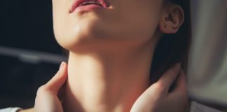 Cómo usar el plátano para cuidar y reafirmar la piel del cuello de forma natural