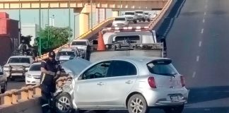 Aparatoso choque: pierde el control y se estrella con contención de puente al poniente de Hermosillo