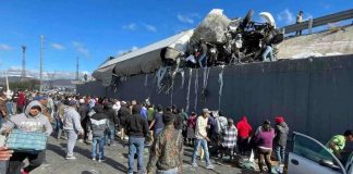 Volcadura de tráiler con detergentes desata rapiña (VIDEO)