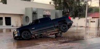Socavón sorprende a conductor de pickup, queda atrapado entre fuga al poniente de Hermosillo
