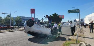 Vehículo vuelca tras perder el control al norte de Hermosillo