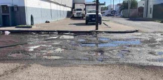 Baches y fuga de aguas negras afectan tránsito en centro de Hermosillo; vecinos piden reparación