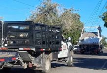 Vehículo de carga engancha cables y tira un poste en centro de Hermosillo