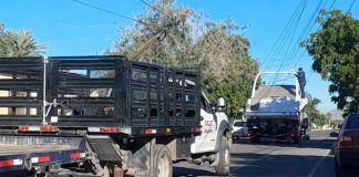 Vehículo de carga engancha cables y tira un poste en centro de Hermosillo
