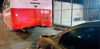 Exceso de velocidad provoca ‘carambola’ contra camión del transporte urbano al norte de Hermosillo
