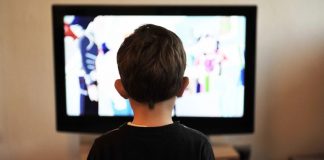 Exceso de pantallas retrasa lenguaje y desarrollo en la primera infancia: advierte UNAM