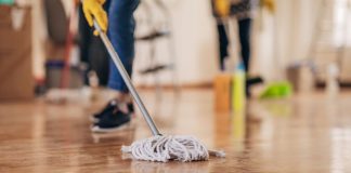 Trapear con sal: el método natural que está ganando popularidad en la limpieza del hogar