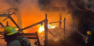 Bomberos rescatan a un hombre durante incendio en zona centro de Hermosillo