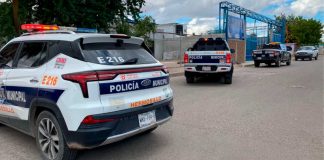 Ataque armado deja a una mujer sin vida cerca de presunto ‘tiradero’ al poniente de Hermosillo Mujer es asesinada a balazos en el poniente de la ciudad; autoridades investigan el ataque armado ocurrido en la zona y buscan a los responsables del homicidio.