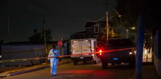 Hallan hombre sin vida y con “narcomensaje” frente a escuelas en Tijuana