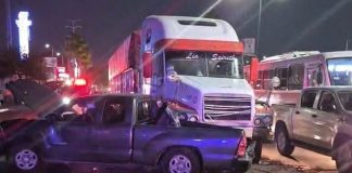 Choque de tráiler deja al menos 11 vehículos dañados y provoca caos vial al norte de Hermosillo
