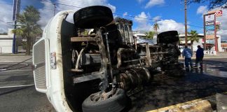 Vuelca pipa cargada con gas en bulevar de Hermosillo