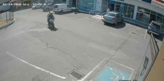 Captan en VIDEO asalto a un hombre por fuera de un banco, le quitaron un millón de pesos