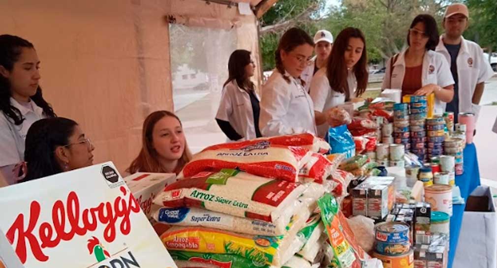 Alumnos de la Universidad de Sonora organizan la 14° Colecta Anual de Alimentos en la Plaza del Estudiante.