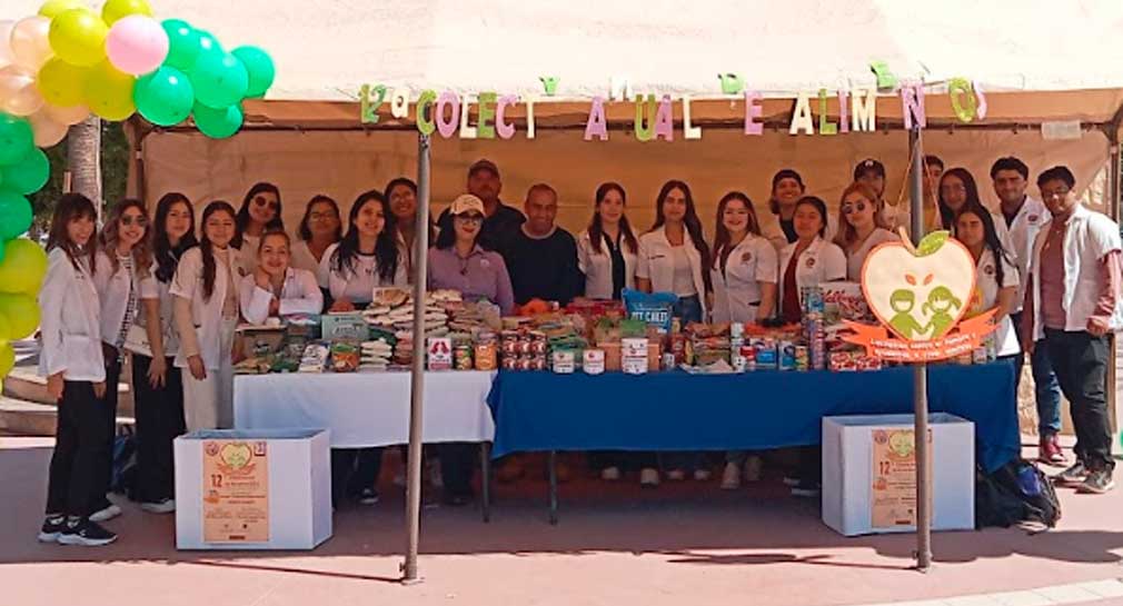 Alumnos de la Universidad de Sonora organizan la 14° Colecta Anual de Alimentos en la Plaza del Estudiante.