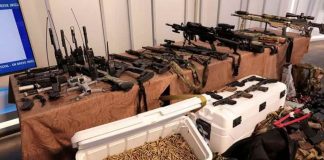 Presenta Ministerio del Interior de Cuba armamento incautado en lancha de EEUU