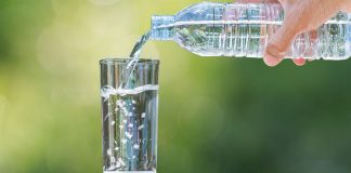 ¿Qué tipo de agua es mejor para cuidar los riñones? Esto recomiendan los expertos