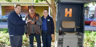 Ayuntamiento de Hermosillo entrega casetas y uniformes a boleros con más de 30 años de trayectoria en el bulevar Hidalgo