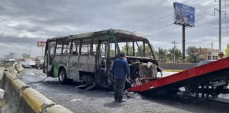 Reanudan corridas de autobuses tras violencia por abatimiento de ‘el Mencho’; confirman 25 camiones quemados