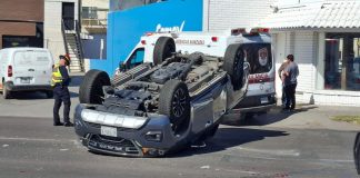 Vuelca vehículo en sector Centro de Hermosillo Vuelca vehículo en sector Centro de Hermosillo
