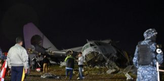 Avión militar con dinero se estrella en Bolivia y policía lanza gas lacrimógeno para evitar rapiña; reportan al menos 15 muertos