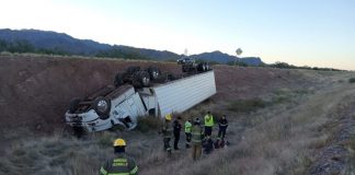 Vuelca tráiler cargado con frutas y verduras al sur de Hermosillo; hay un lesionado