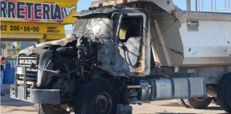 Incendio en motor consume camión de volteo en el Camino del Seri, al sur de Hermosillo