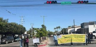 Vecinos bloquean cruce del bulevar Colosio en Hermosillo, denuncian riesgo por gasolineras y bares