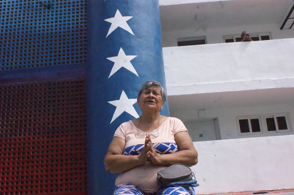 Doris Marcano relata cómo sobrevivió al colapso de un edificio mientras se encuentra sentada en una plaza construida sobre las ruinas donde casi pierde la vida.