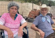 Llevan esperanza a doña Lucrecia y don Toño en Cajeme: les regalan sillas de ruedas para ayudarlos en su día a día