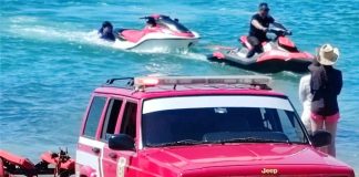 Rescatan a 2 personas tras volcadura de moto acuática en Bahía de Kino