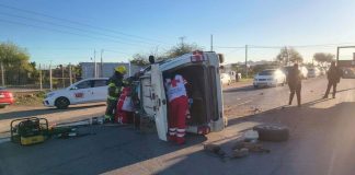 Hombre mayor queda atrapado en vehículo tras volcar en la costa de Hermosillo