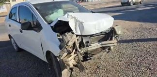 Vehículo pierde el control y derriba dos postes al surponiente de Hermosillo Vehículo pierde el control y derriba dos postes al surponiente de Hermosillo