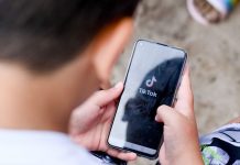 Brasil obliga a menores de 16 años a vincular sus redes sociales a un adulto responsable