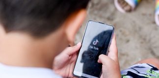 Brasil obliga a menores de 16 años a vincular sus redes sociales a un adulto responsable