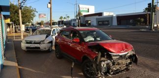 Chocan tres vehículos al surponiente de Hermosillo; uno de los conductores no respetó luz roja de semáforo