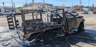 Incendio consume vehículo que transportaba cubetas de pintura al norte de Hermosillo