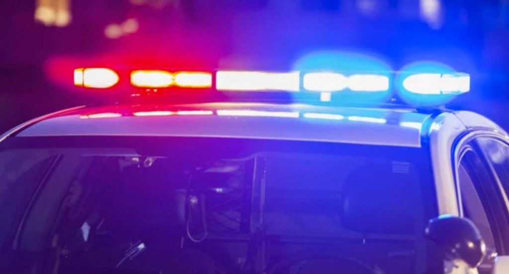 Hallan a persona muerta en estacionamiento de supermercado