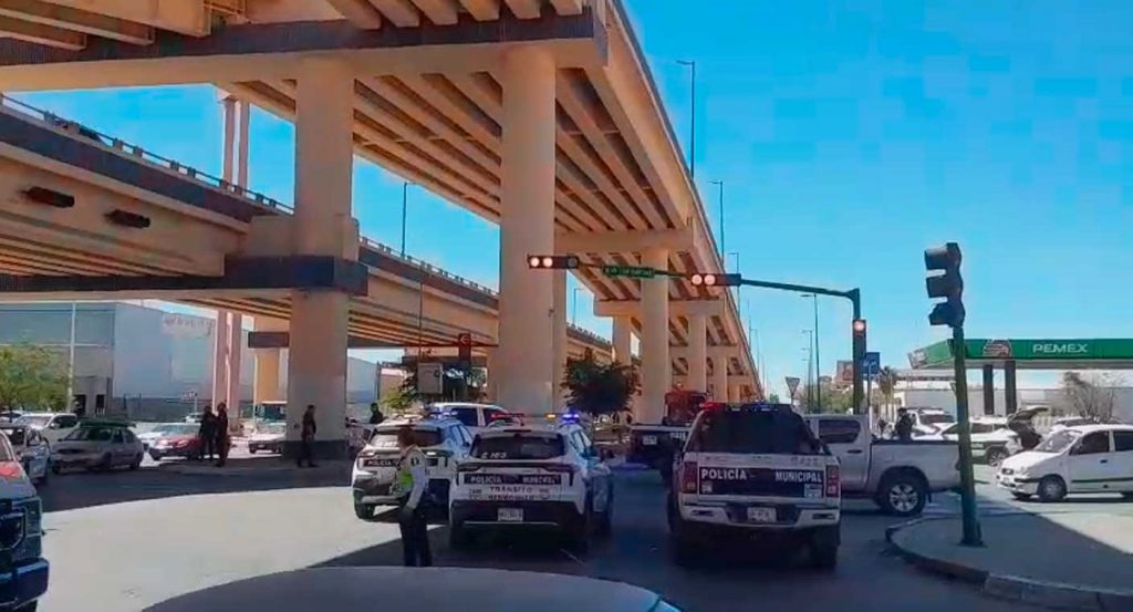 Hombre se arroja de puente en Solidaridad y Luis Encinas en Hermosillo y muere en el hospital