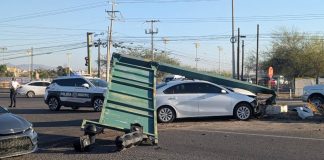 Mujer pierde el control de su auto y choca contra semáforo al sur de Hermosillo