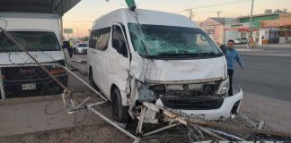 Van termina incrustada en establecimiento tras perder el control al norte de Hermosillo Van termina incrustada en establecimiento tras perder el control al norte de Hermosillo